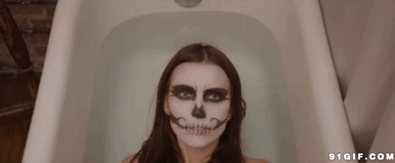 浴池里的女鬼图片:女鬼