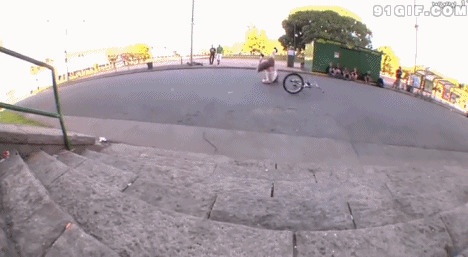 骑车表演失误摔倒视频图片