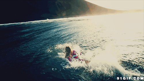 欧美女郎冲浪视频图片:冲浪