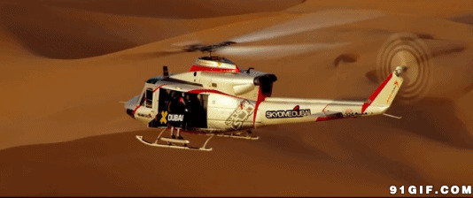 直升飞机飞越沙漠高清图片