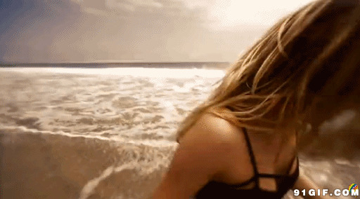 金发少女与情人漫游海滩图片:情侣,海滩