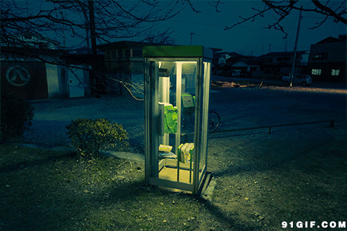 午夜灯光闪烁的电话亭图片
