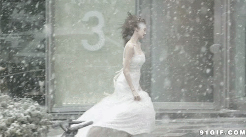 少女在风雪中奔跑图片:下雪