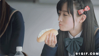 日本学妹吃面包搞笑图片:学妹,面包