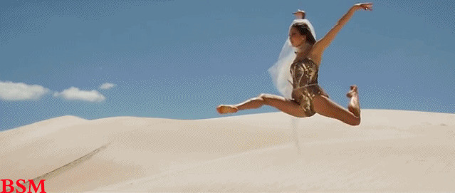 女子沙漠跳跃动态图片