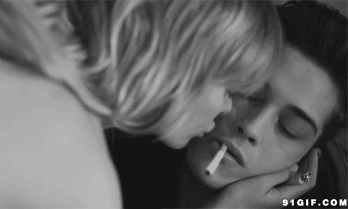 情侣吸烟亲吻搞笑图片:吸烟,亲吻