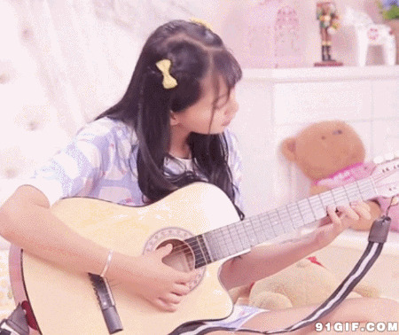 少女练习弹吉他图片