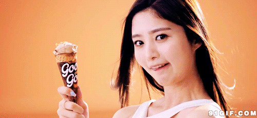 少女美味的冰淇淋图片:冰淇淋,美食,媚眼