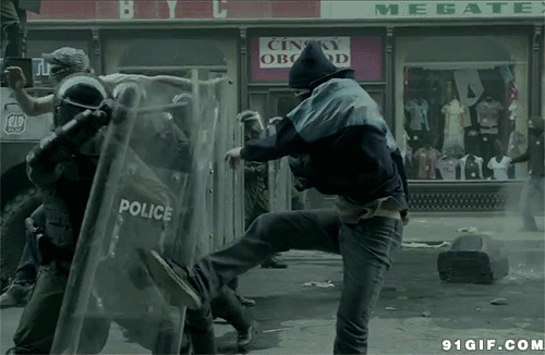 怒踢防爆警察视频图片:警察