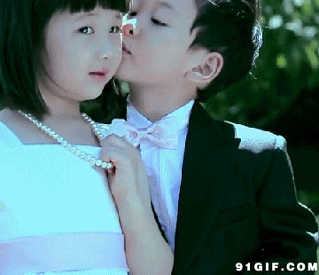 帅气小孩亲吻视频图片:亲吻