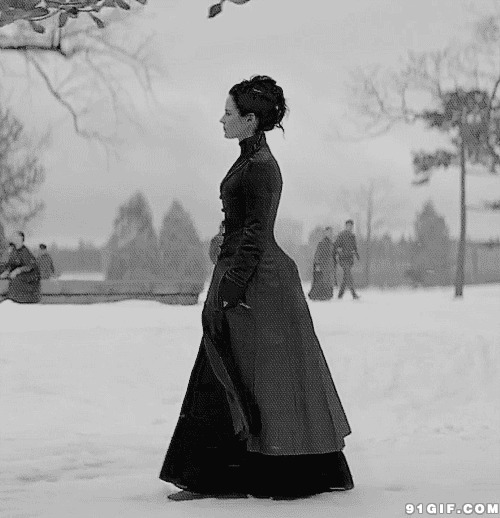寒冬中独立行走的黑衣女人图片:黑长裙,下雪