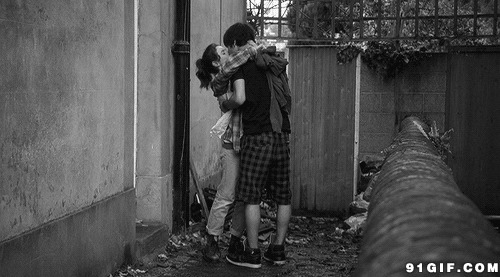 小巷口的浪漫爱情图片:浪漫,爱情,拥抱