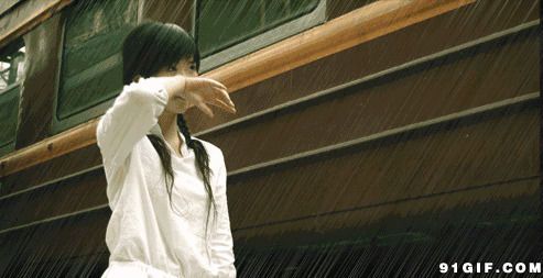 雨中的白衣少女图片