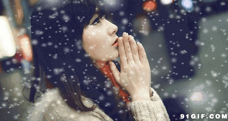 雪中祈祷的少女图片
