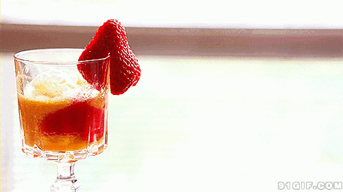 草莓点缀果汁杯图片:草莓,果汁,唯美