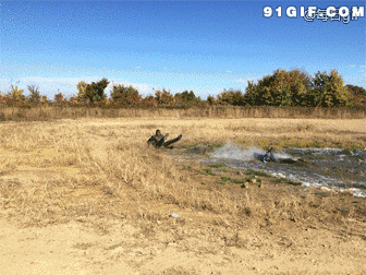 水坑骑摩托失误图片:骑摩托,摔倒