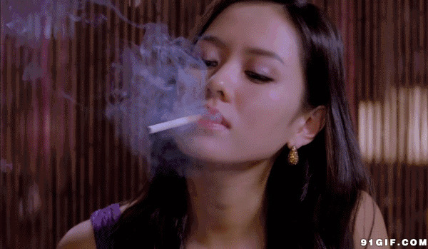 火机点火抽烟的女孩图片:抽烟,打火机,点烟
