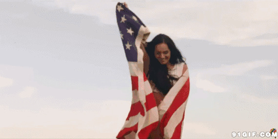 美国女孩裹国旗奔跑图片