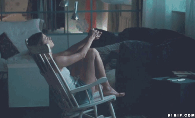 女孩独坐摇椅思考人生图片:孤独,椅子