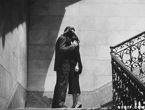 恋人楼梯拥抱老电影图片:拥抱,电影,情侣