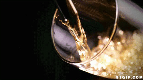 酒杯倒入清澈美酒图片:美酒,酒杯,倒酒