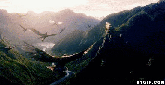 雄鹰展翅飞越高山河流图片
