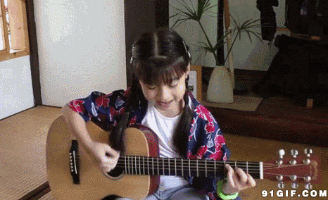 小萝莉自弹自唱图片:弹吉他