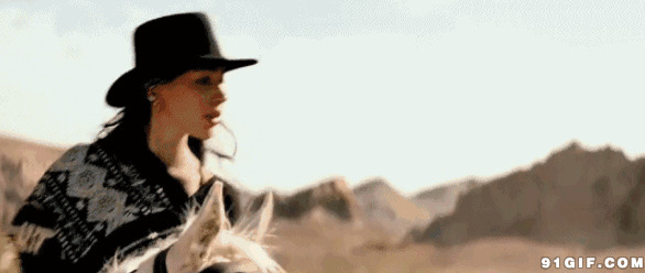 戴帽子少女骑白马图片