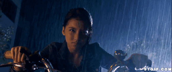 女子雨中驾驶摩托图片:下雨,骑车