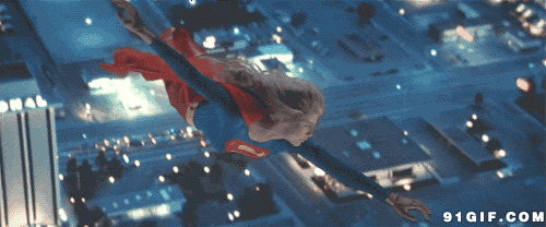 女超人飞掠城市上空图片