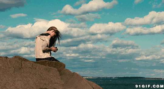 女孩岩石上吹海风图片:海风,吹风