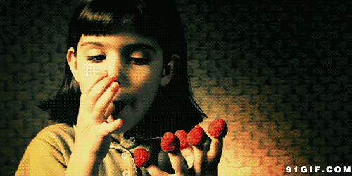 吃草莓的小女孩动态图片:草莓