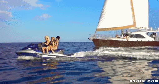 三个女人乘快艇出海图片