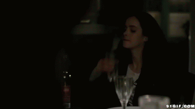寂寞的女人爱上了酒视频图片:喝酒