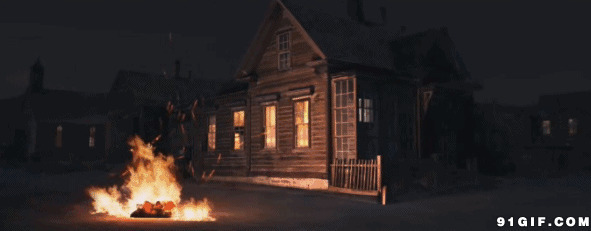 小木屋前燃烧的火堆图片:燃烧,,火焰