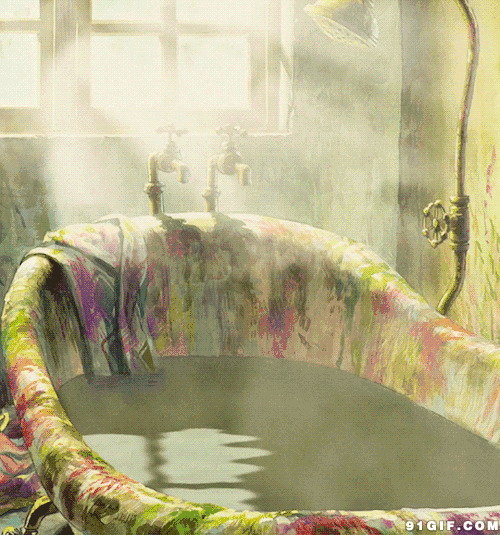 弥漫水汽的五彩浴缸图片:浴缸,彩色
