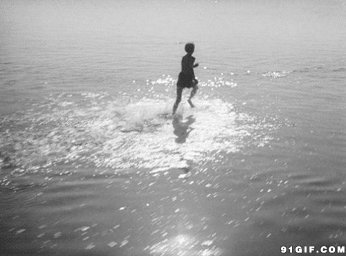 大海中奔跑的人图片