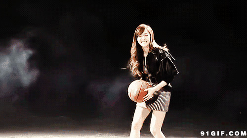 美女开心打篮球图片
