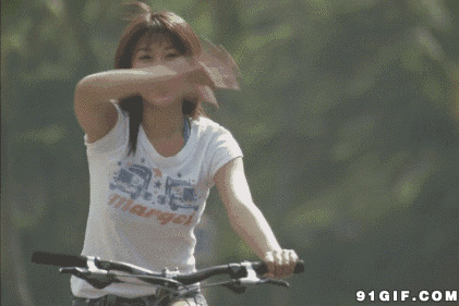 骑自行车摆手图片:自行车,招手