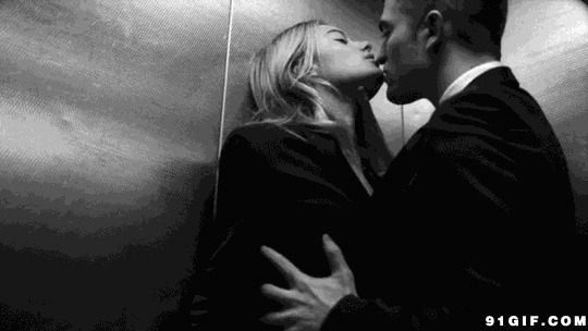 情侣电梯激吻动态