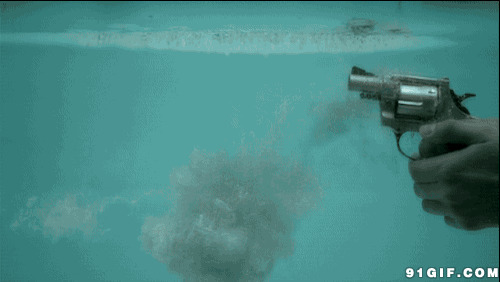 水下开枪gif图片:开枪,水底