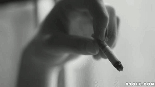 弹烟灰的手势图片:烟灰,抽烟,香烟