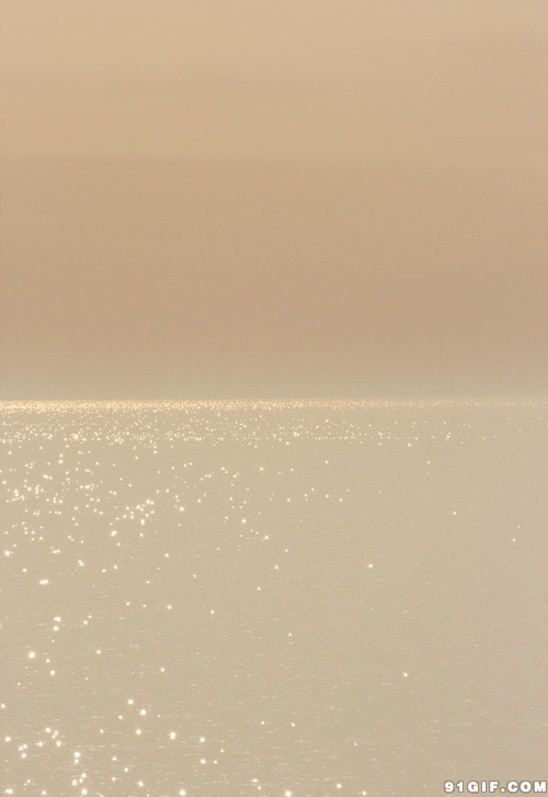 波光粼粼的海面图片