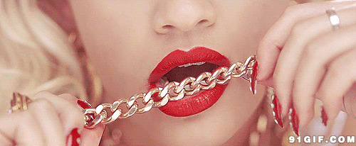 香唇咬金链动态图:金项链,嘴唇,牙齿
