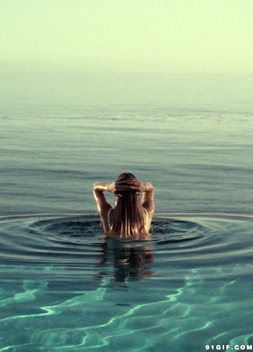长发女人泡海水唯美动态图:海水,游泳