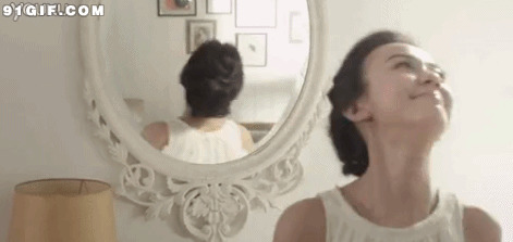 照镜子臭美图片