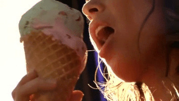 舔冰淇淋图片:冰淇淋,吃东西