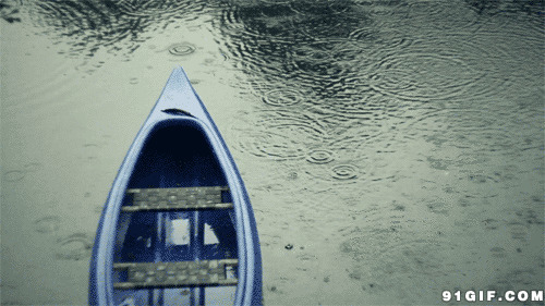 湖面小船图片:小船,湖面,下雨,停靠