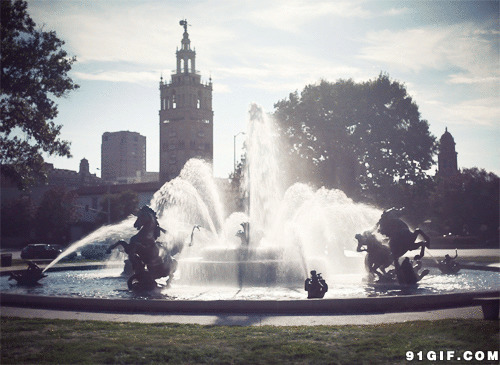 城市广场喷泉动态图片