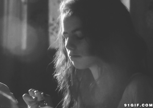 女人孤单喝酒动态图片:喝酒,孤独